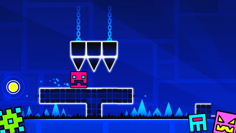 Nível azul do Geometry Dash Lite com picos suspensos por correntes por cima da plataforma