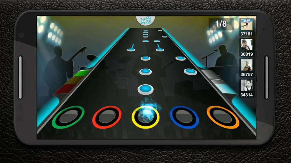 Batalha multijogador do Guitar Flash com as notas a descer pelo braço e a lista de pontuações dos adversários à direita
